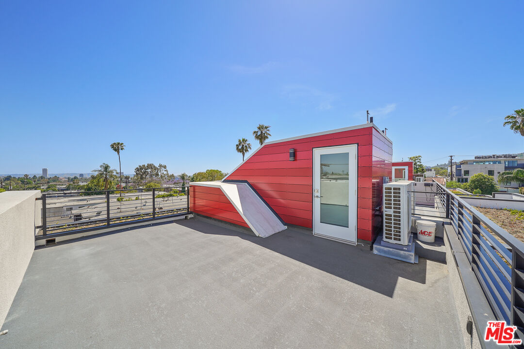 1202 N Orange Grv
