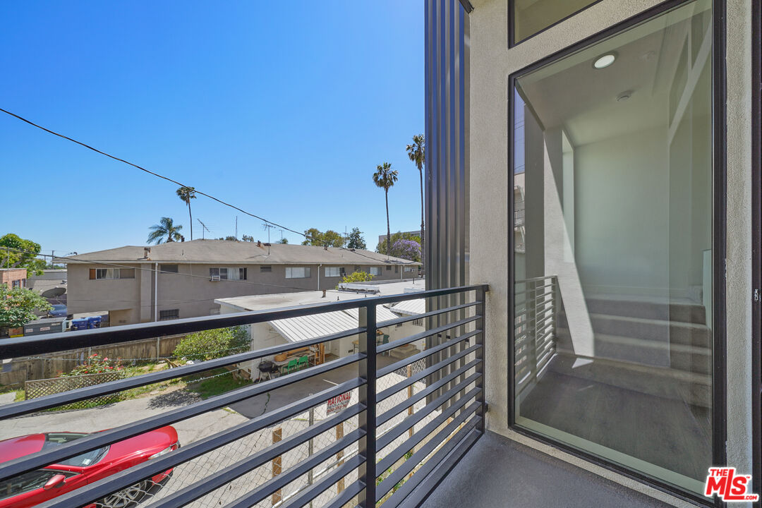 1202 N Orange Grv