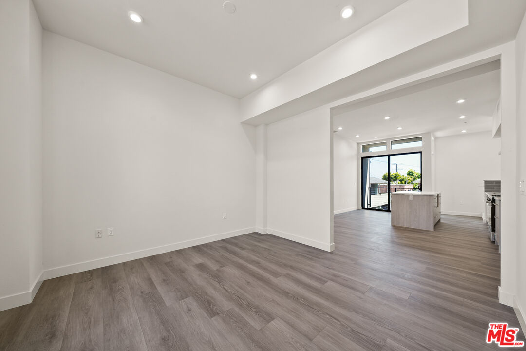 1202 N Orange Grv