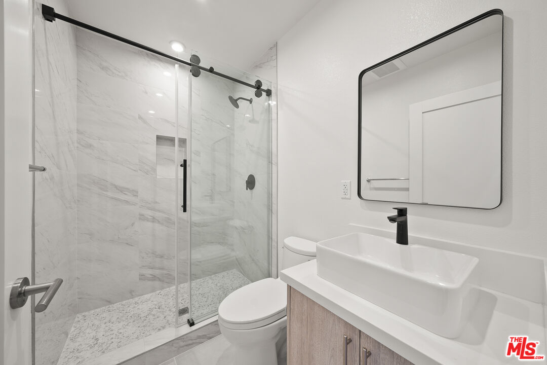 1202 N Orange Grv