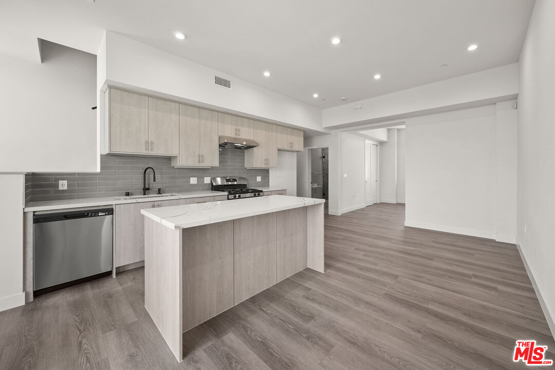 1202 N Orange Grv