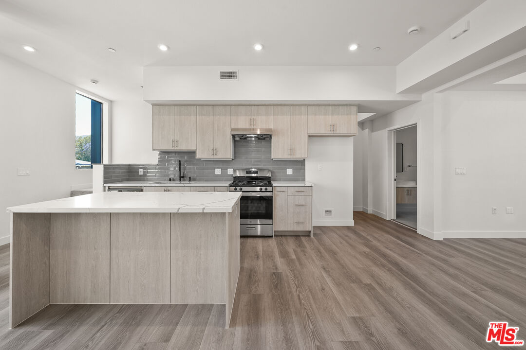 1202 N Orange Grv
