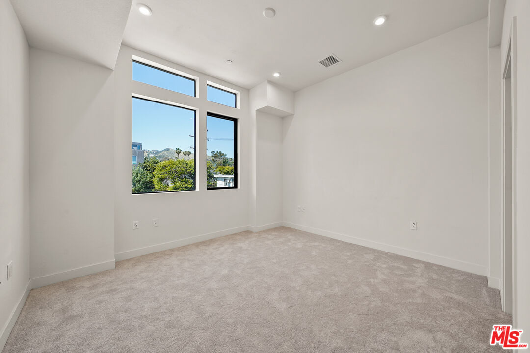 1202 N Orange Grv