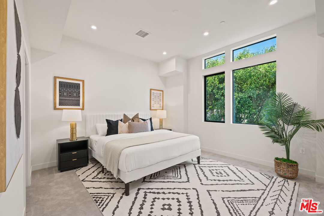 1204 N Orange Grv