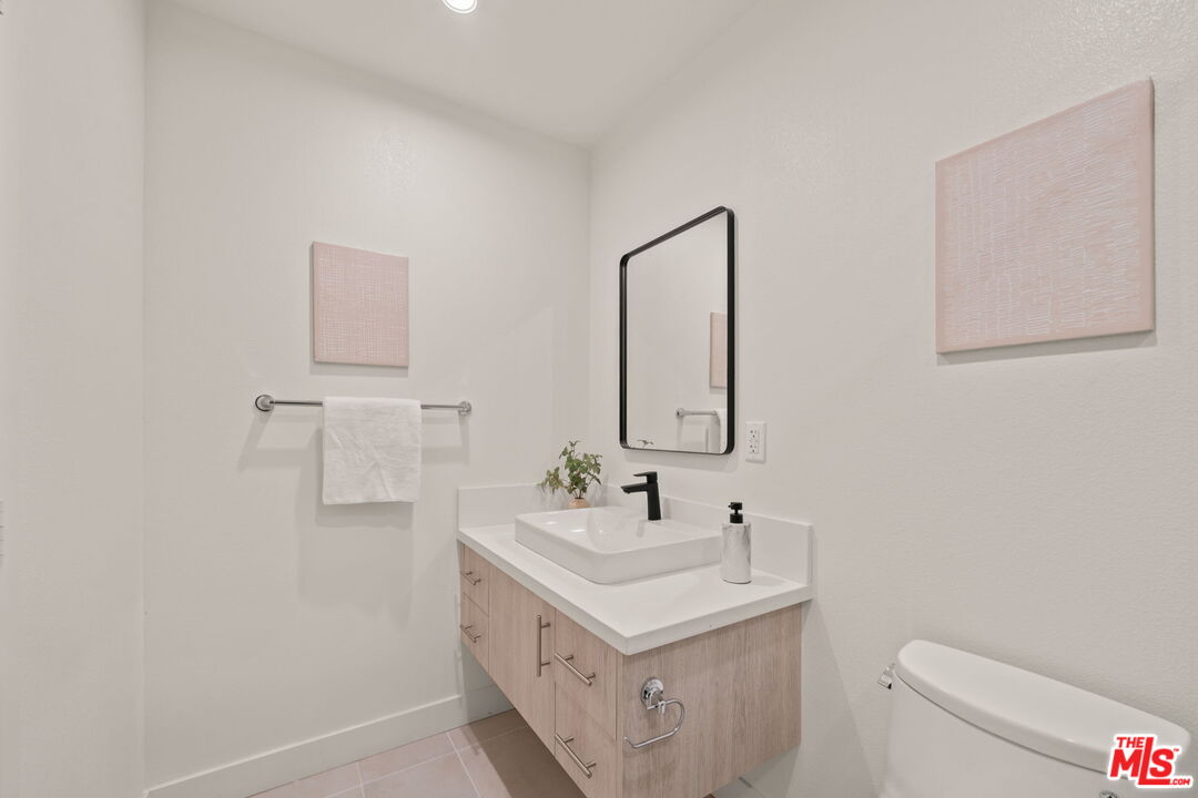 1204 N Orange Grv