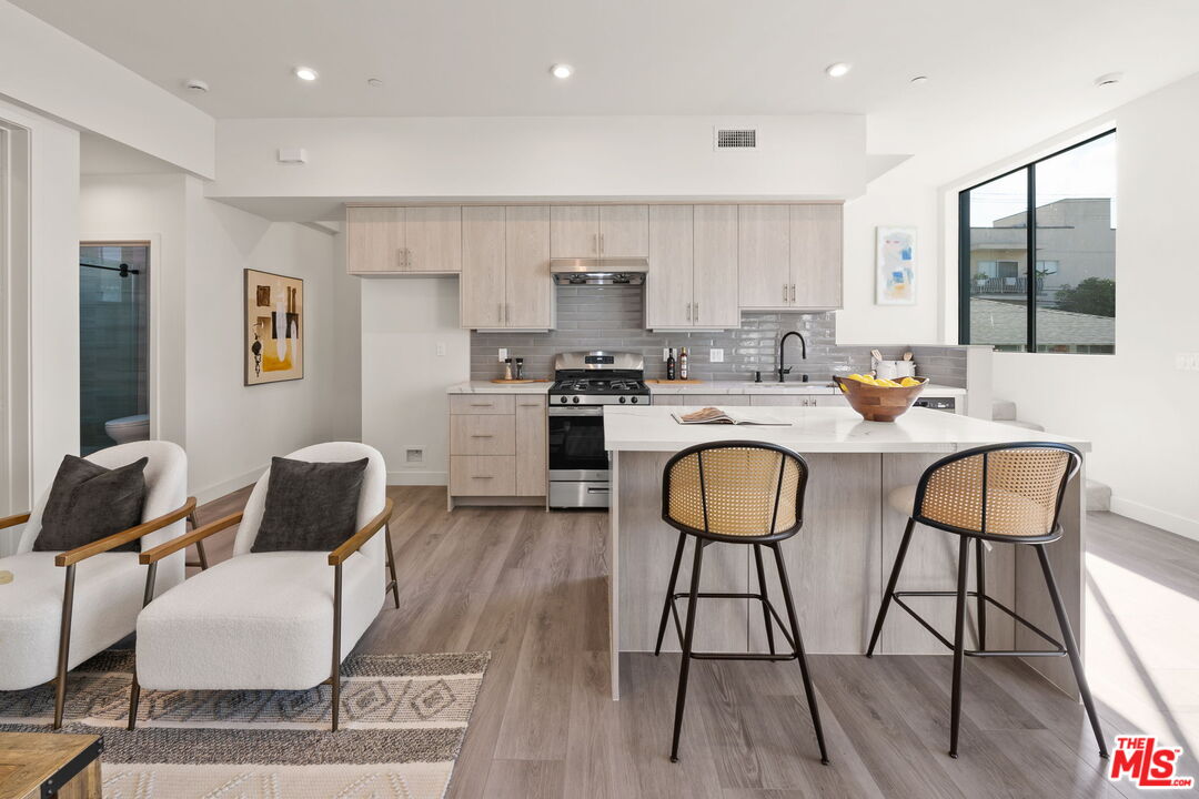 1204 N Orange Grv
