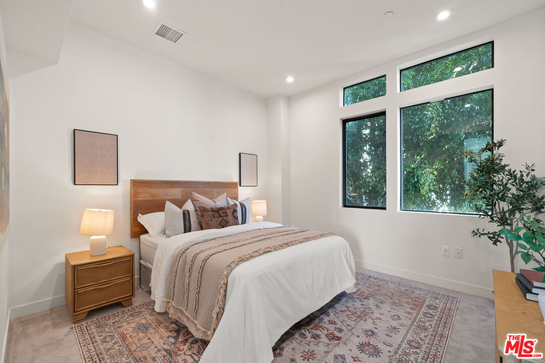 1204 N Orange Grv