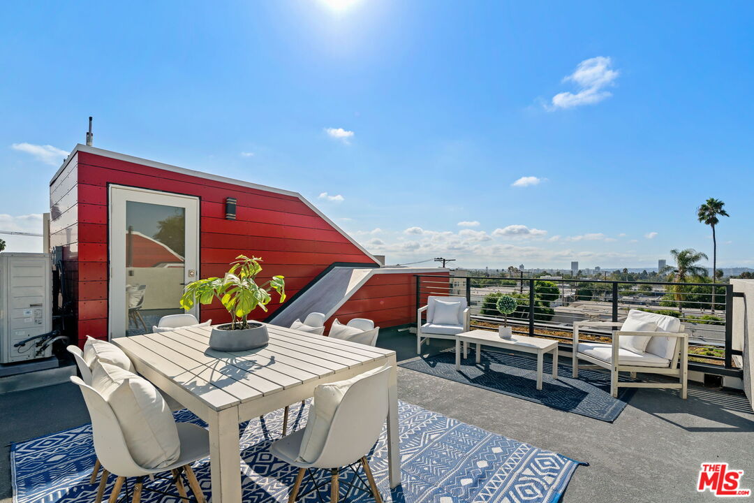1204 N Orange Grv