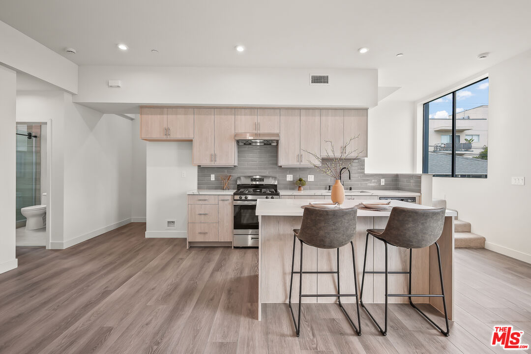 1202 N Orange Grv