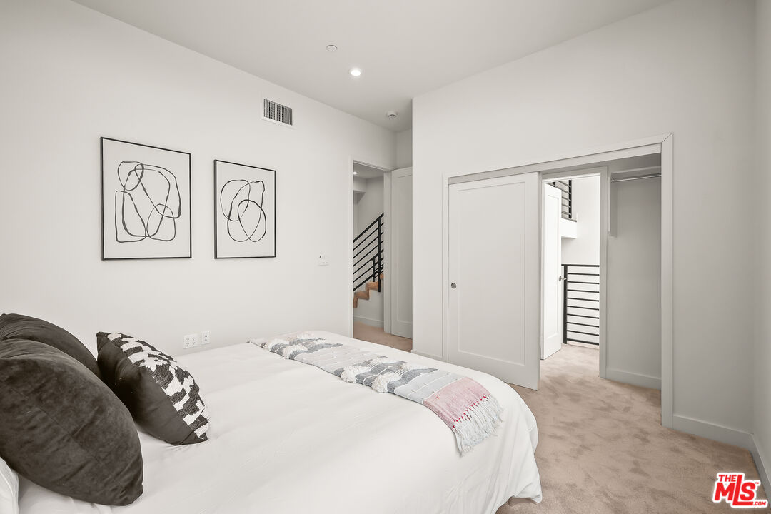 1202 N Orange Grv