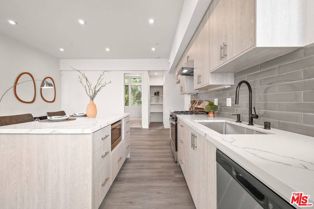1202 N Orange Grv