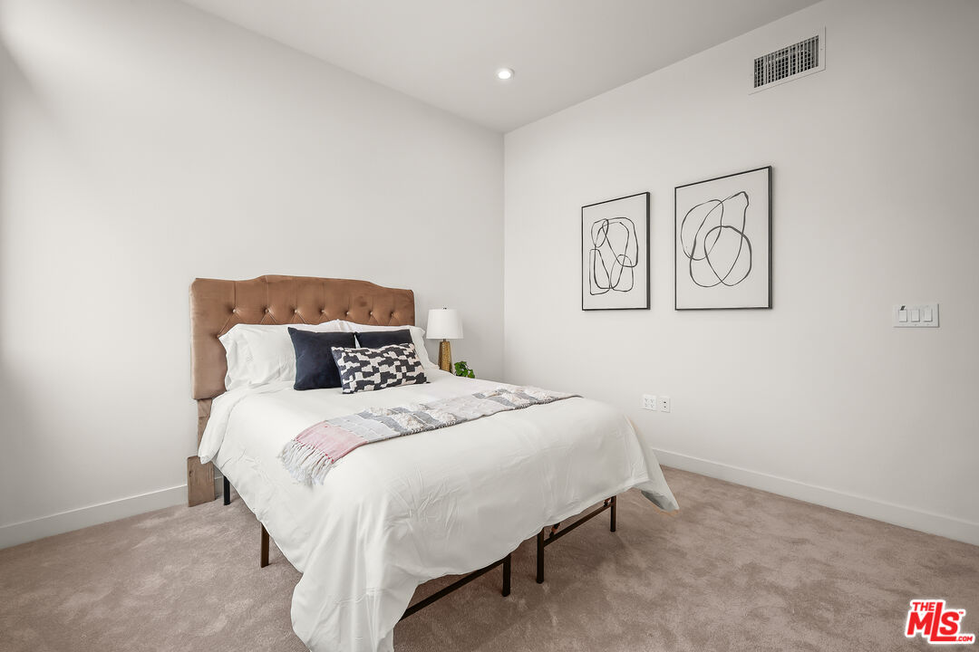 1202 N Orange Grv