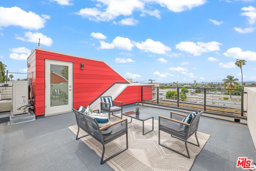 1202 N Orange Grv