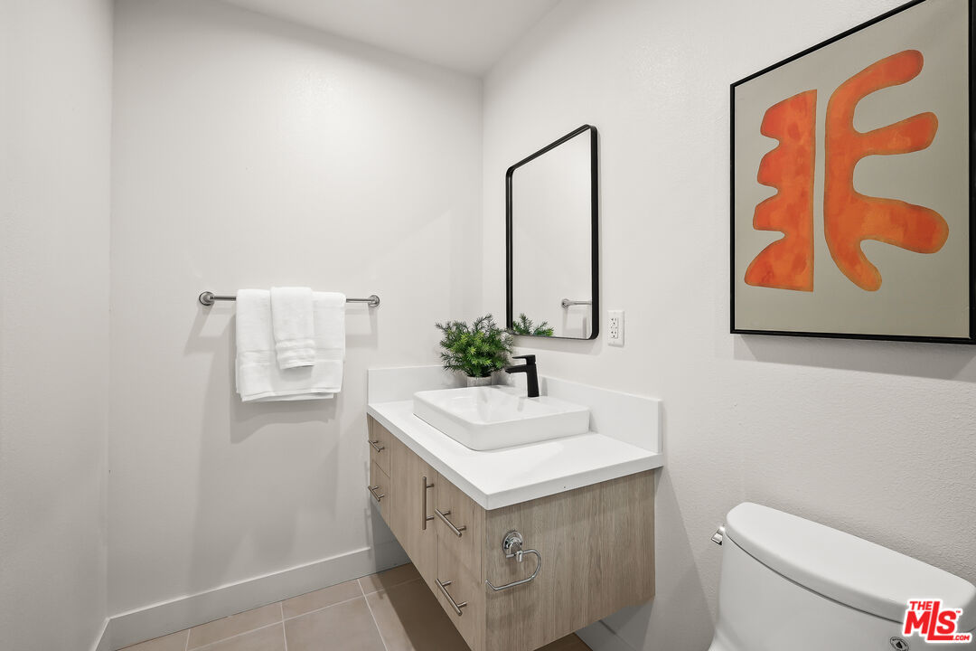 1202 N Orange Grv