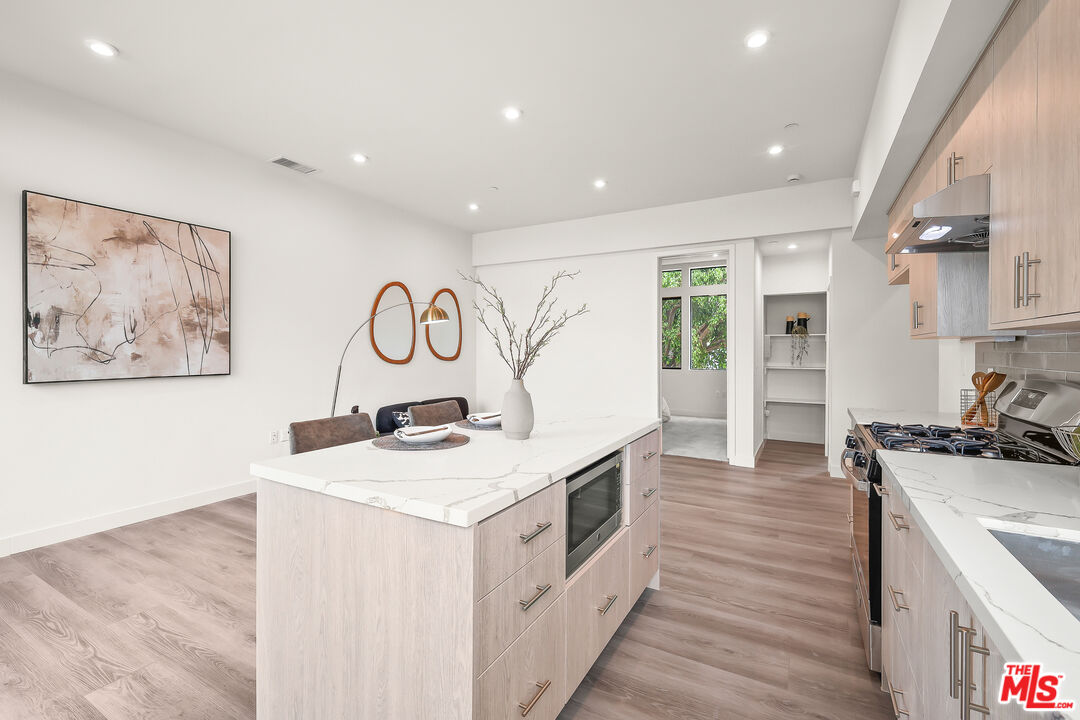 1202 N Orange Grv