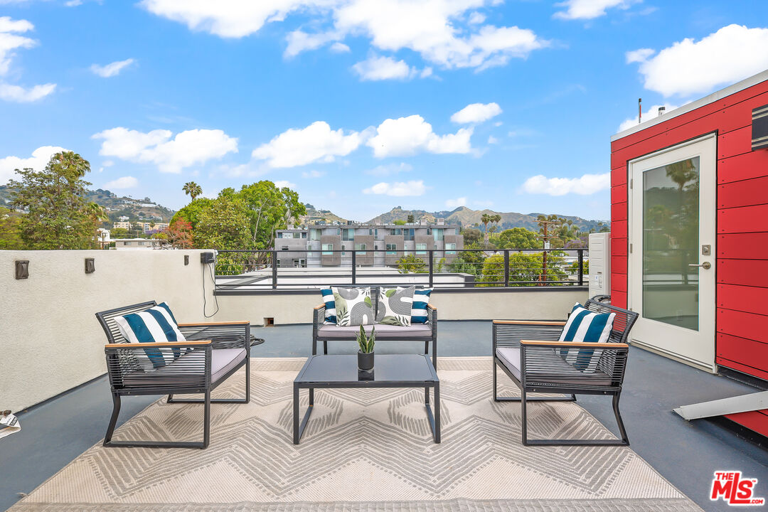 1202 N Orange Grv