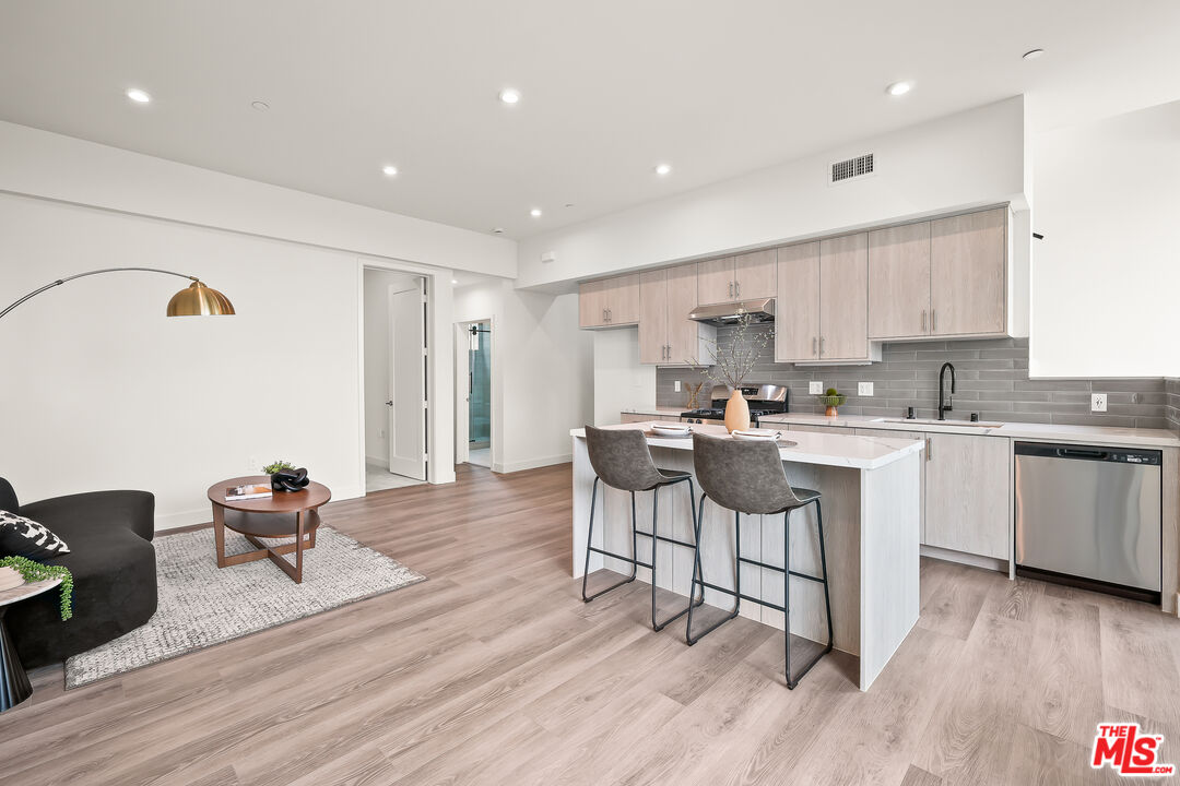 1202 N Orange Grv