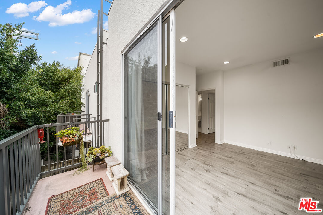 812 N Hudson Ave Unit: 107