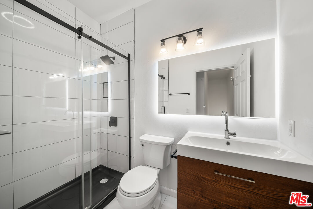 812 N Hudson Ave Unit: 107
