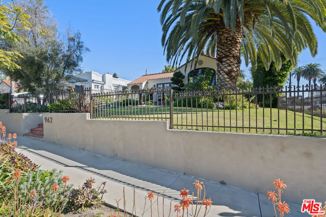962 S Plymouth Blvd