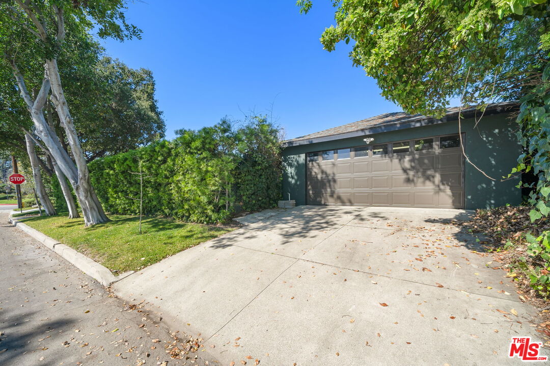 6202 N Willard Ave