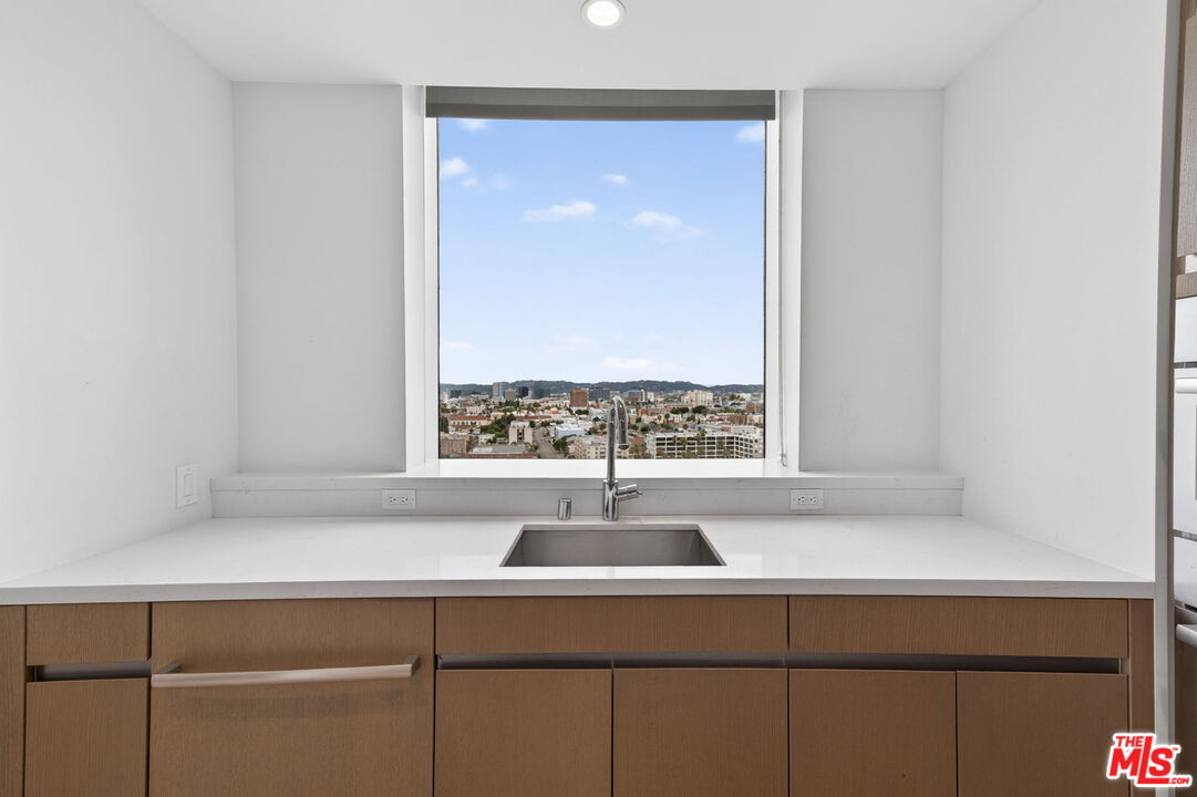 889 Francisco St Unit: 1806