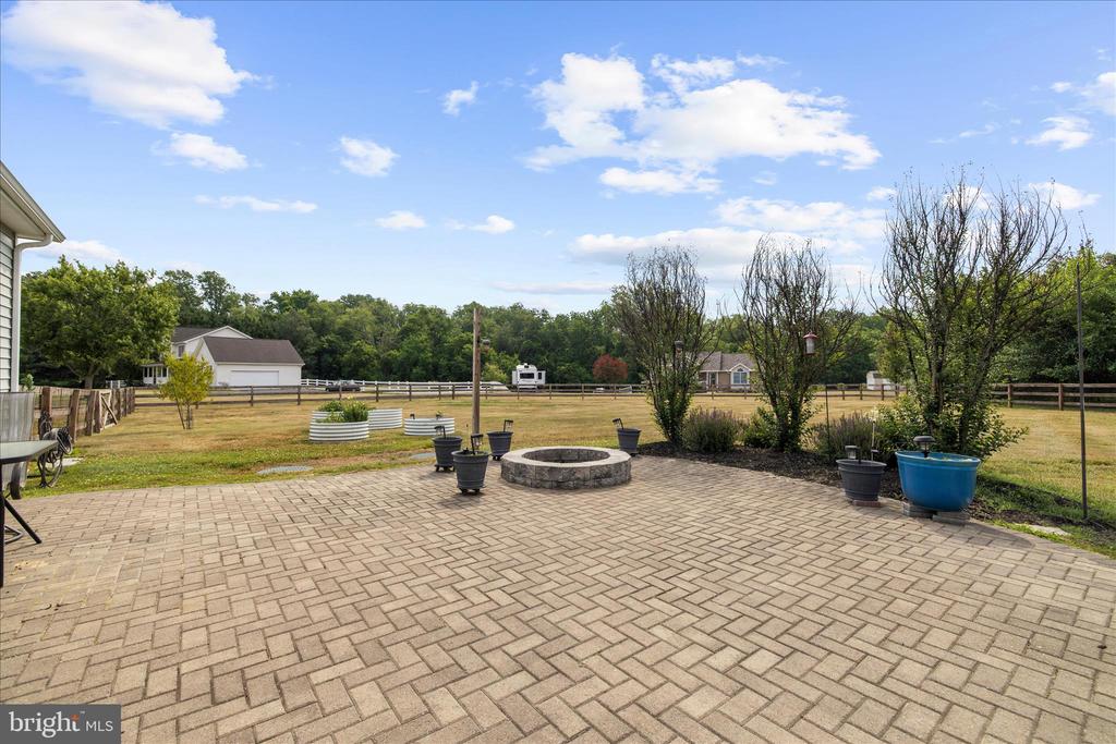 322 LAURENS WAY