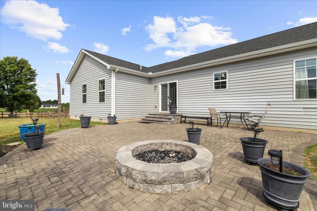 322 LAURENS WAY