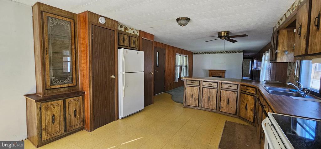 12 PARK LN