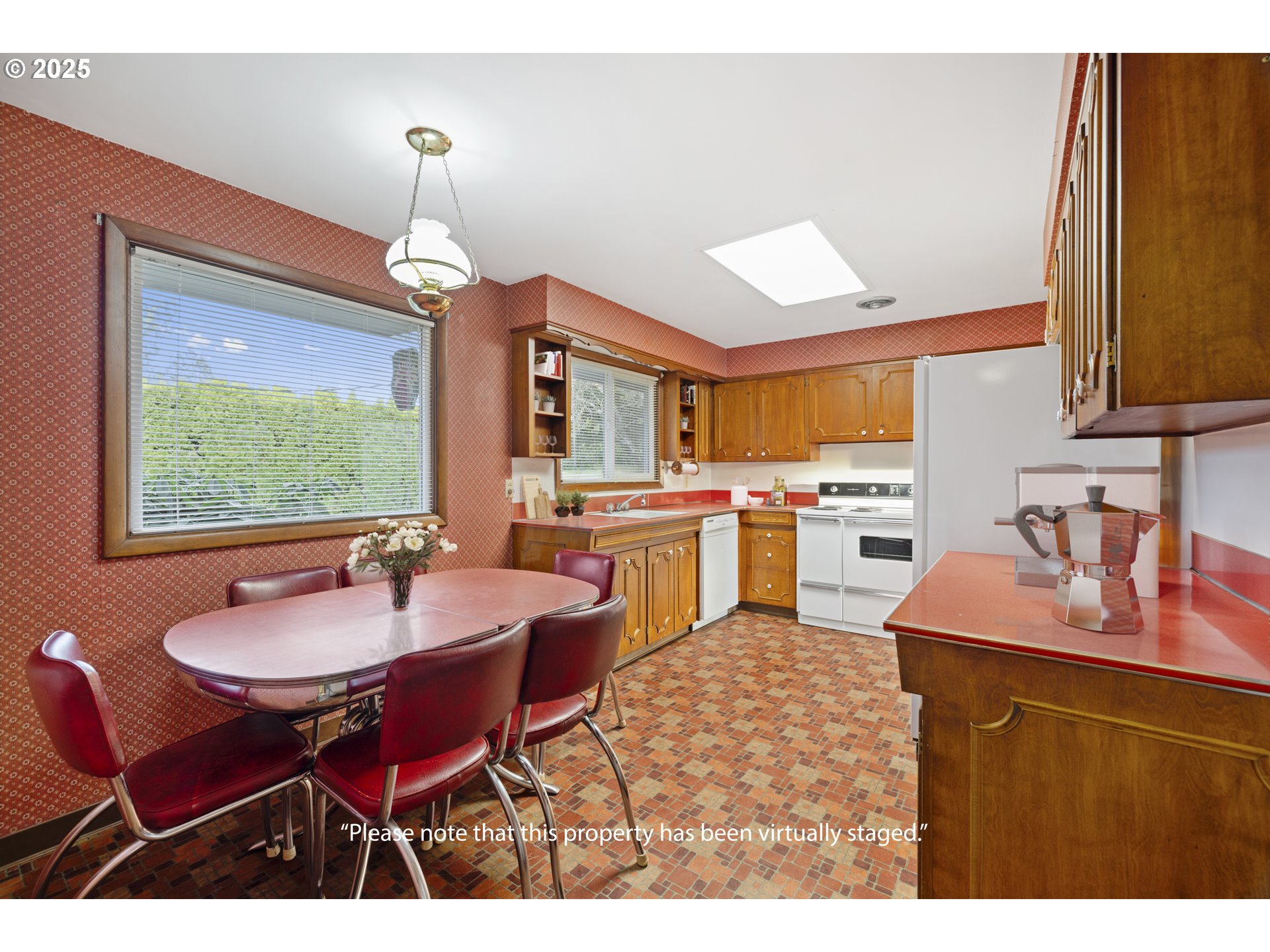 570 UPPER BEN LOMOND DR SE