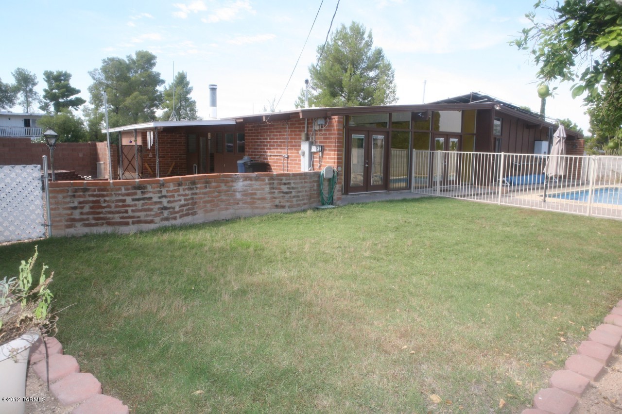 8701 E Lancaster