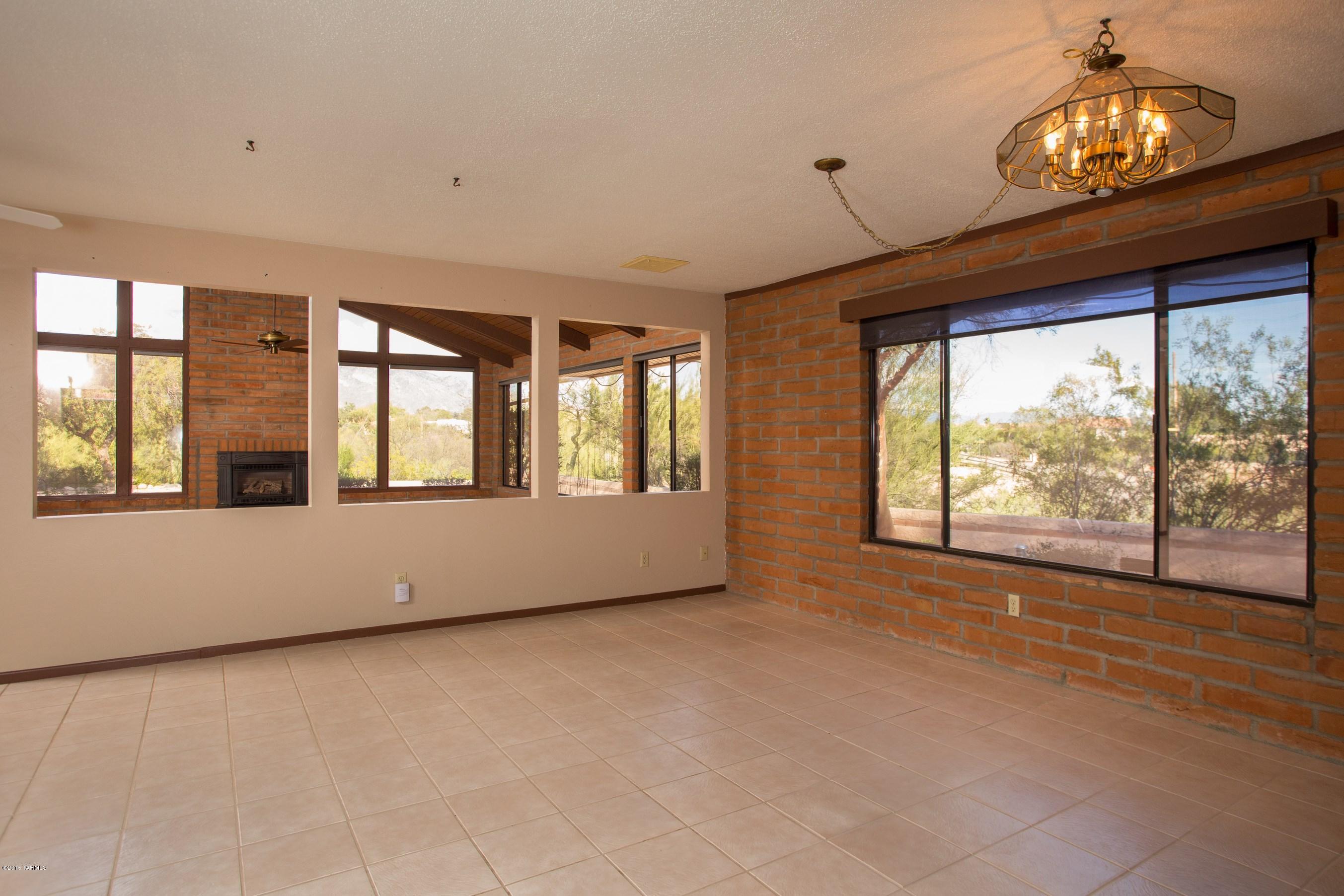 5801 N Placita Roanoke E
