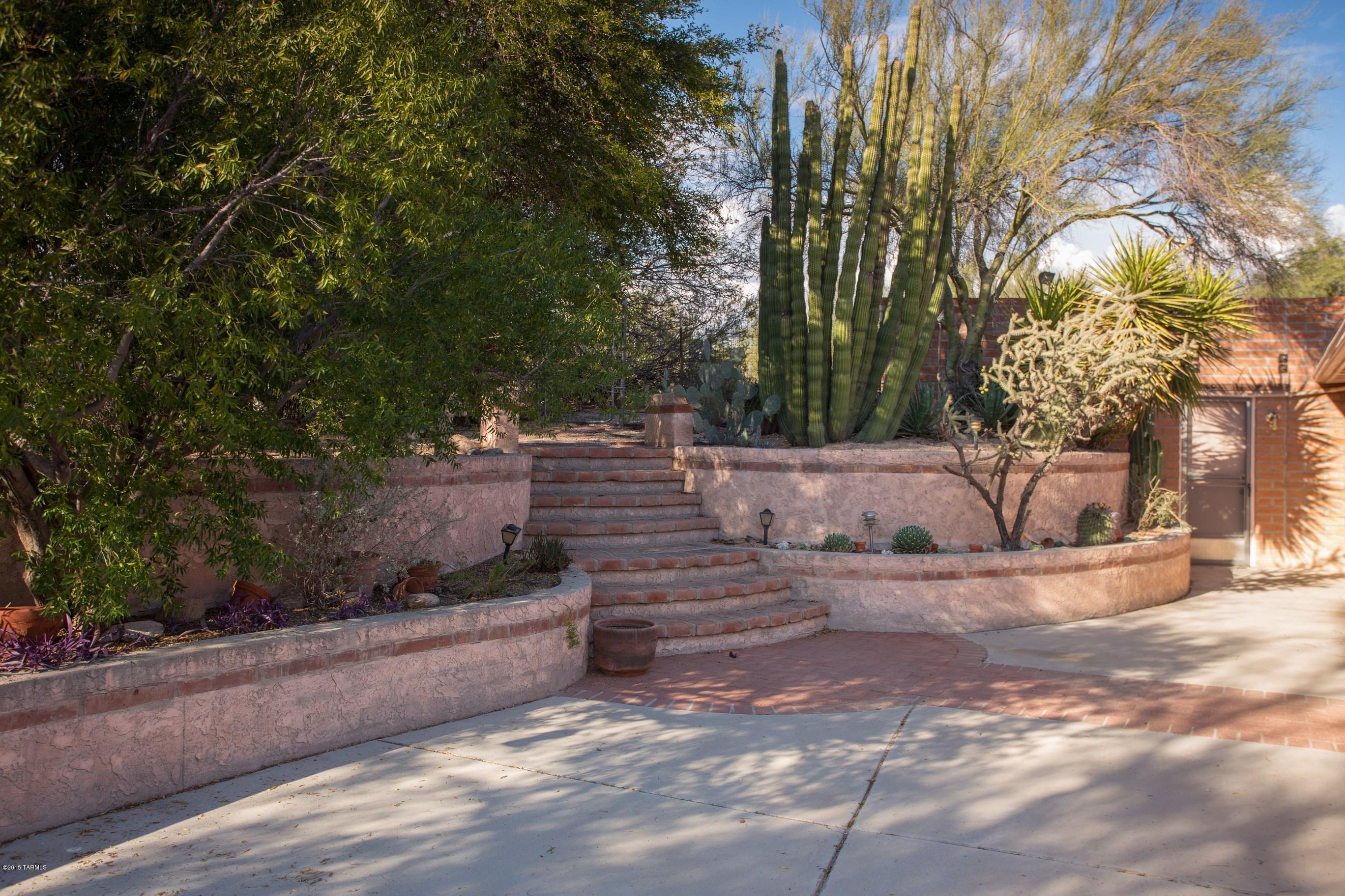 5801 N Placita Roanoke E