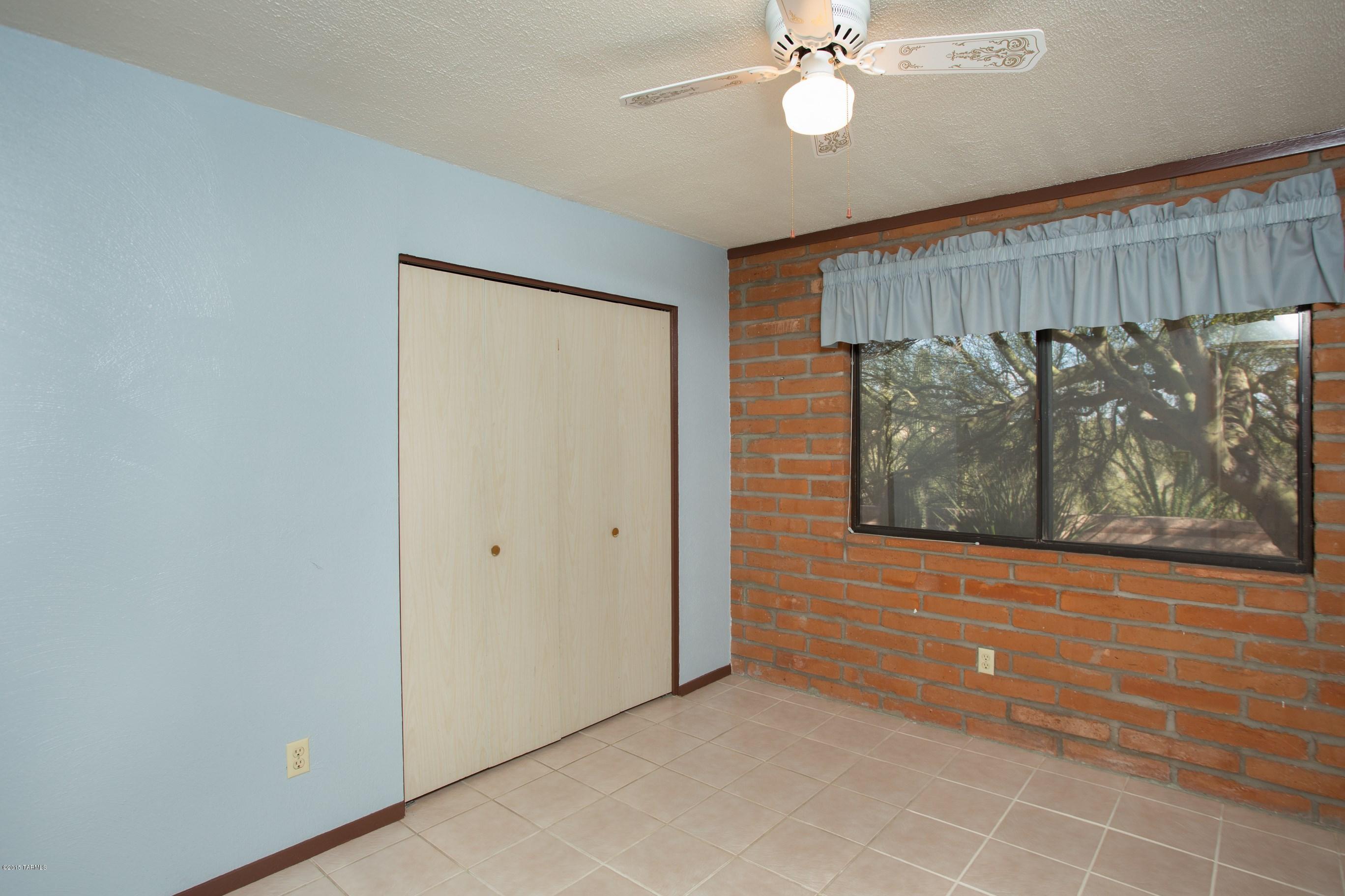 5801 N Placita Roanoke E