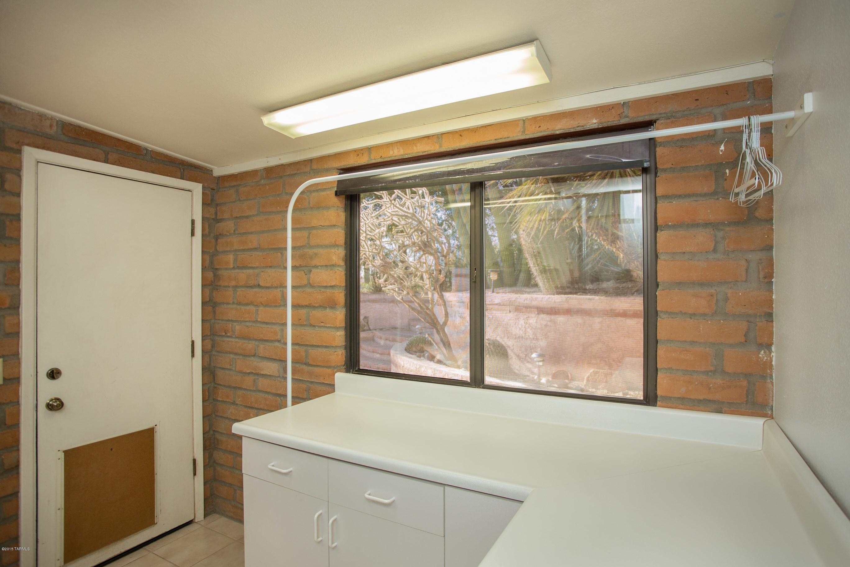 5801 N Placita Roanoke E