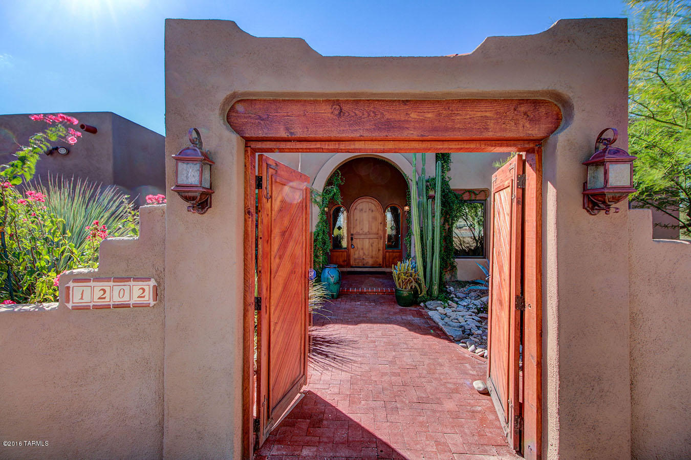 1202 E Paseo Del Zorro