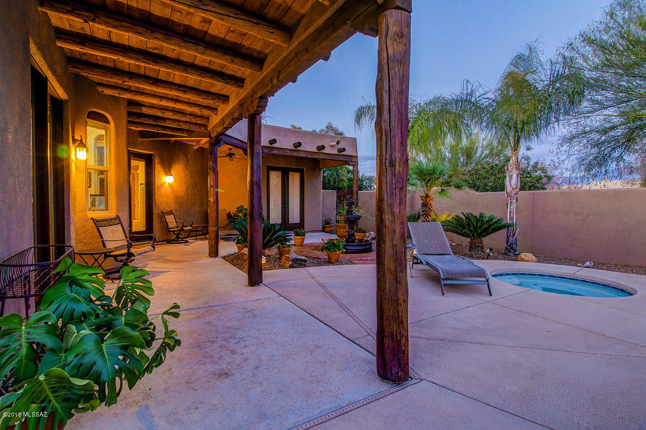 2449 W Crow Wash Place