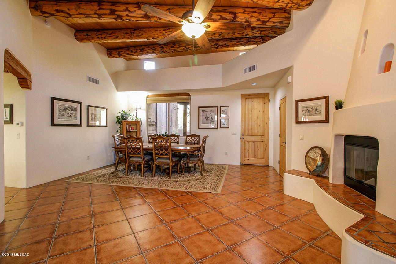 2449 W Crow Wash Place