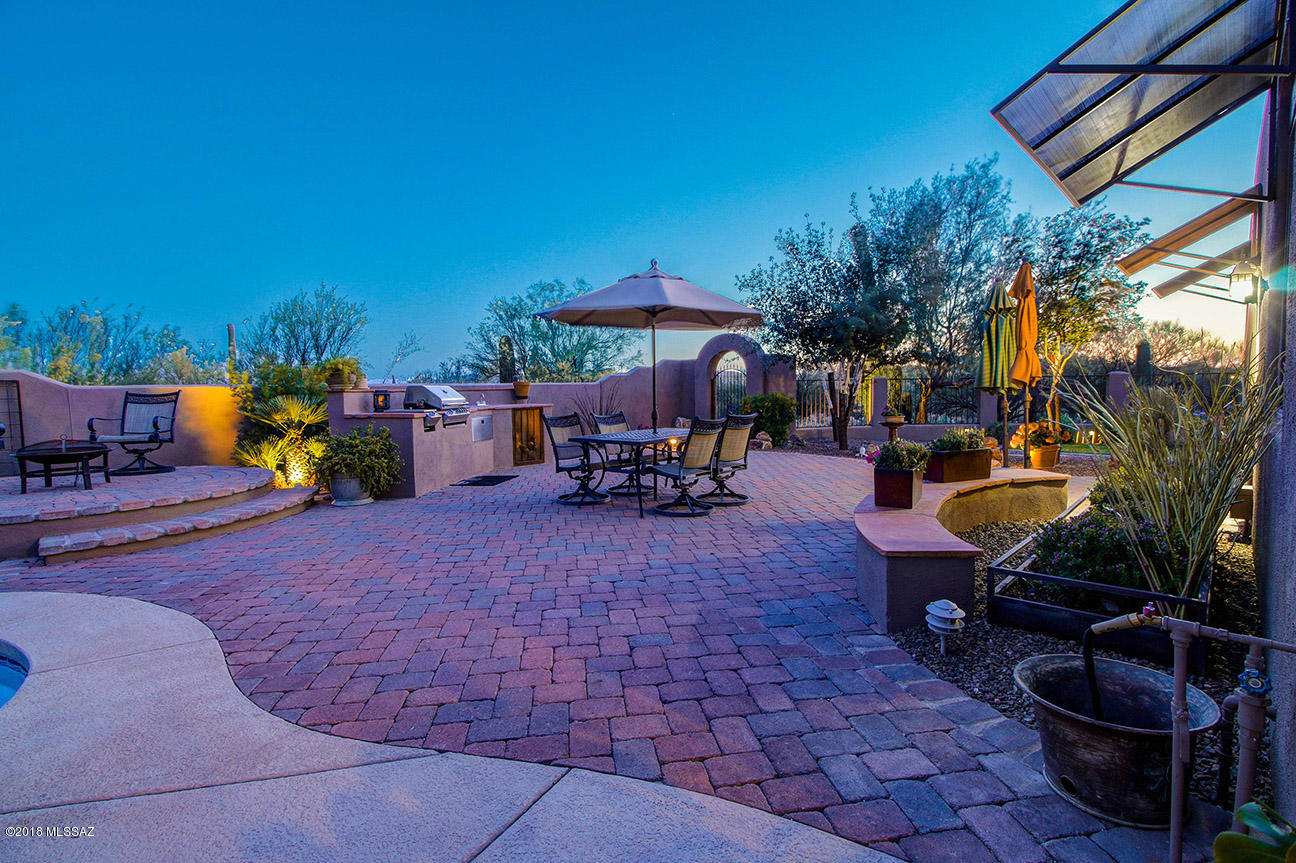 2449 W Crow Wash Place