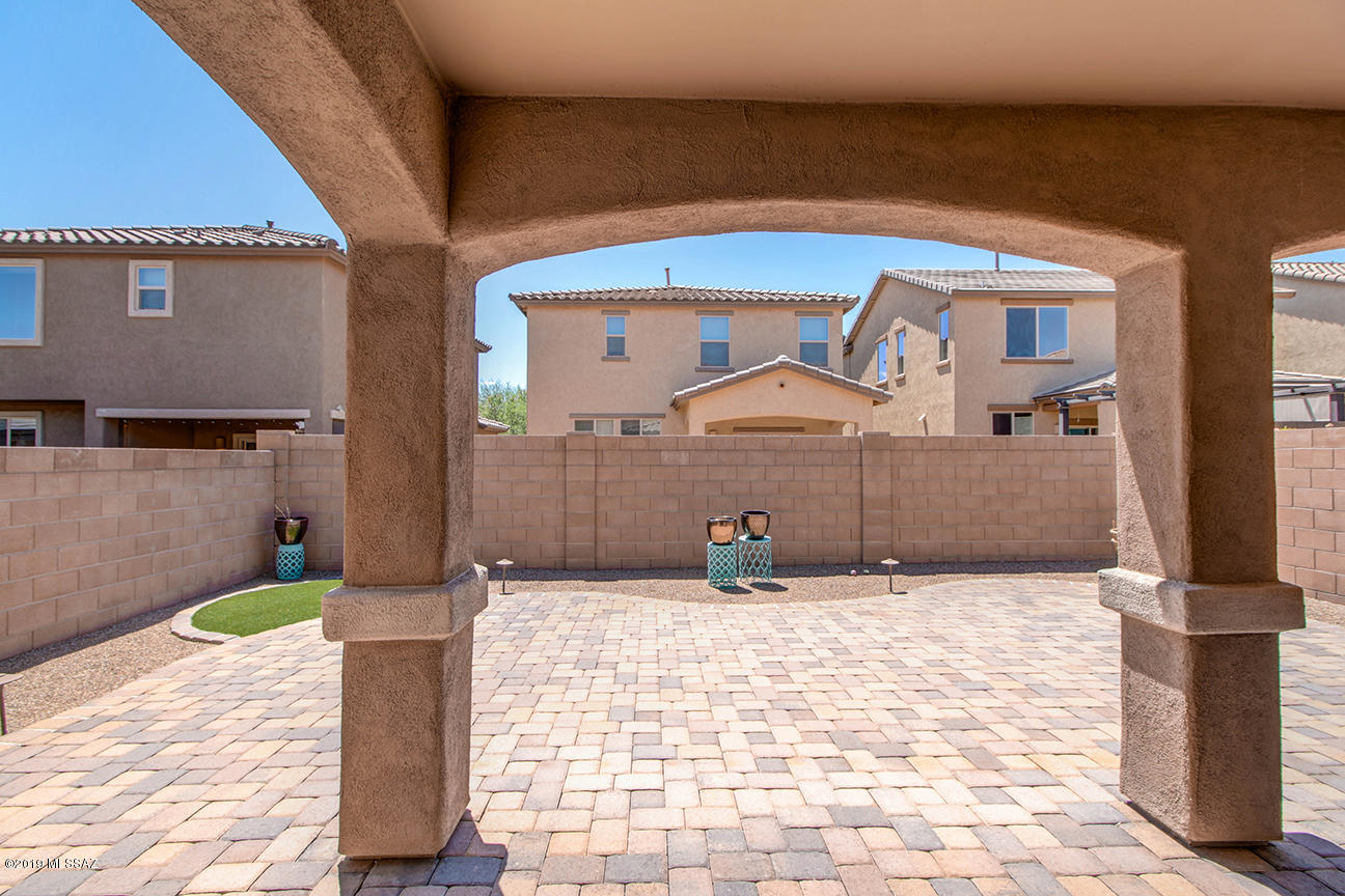 693 W Calle Canto Sereno