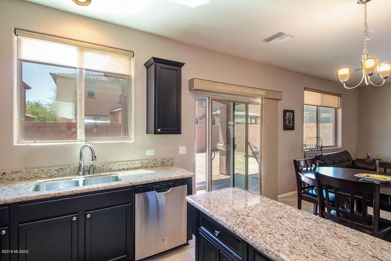 693 W Calle Canto Sereno