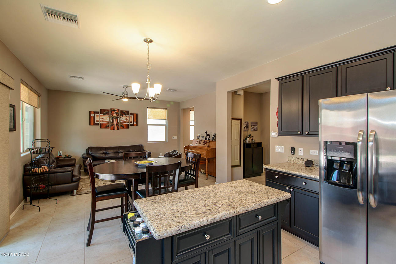 693 W Calle Canto Sereno