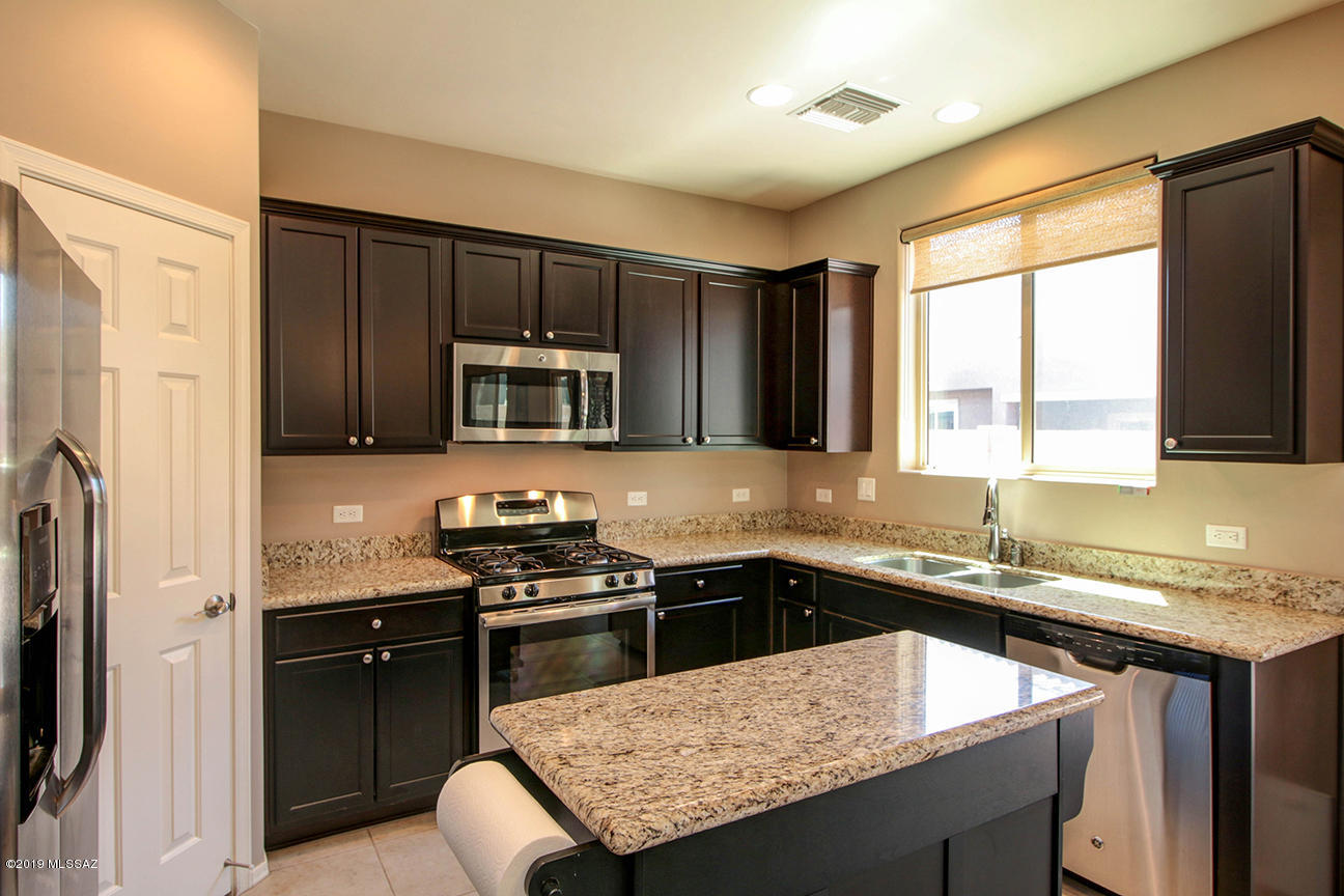 693 W Calle Canto Sereno
