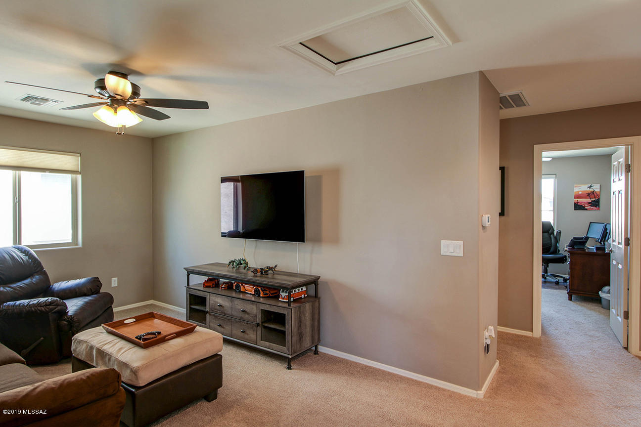 693 W Calle Canto Sereno