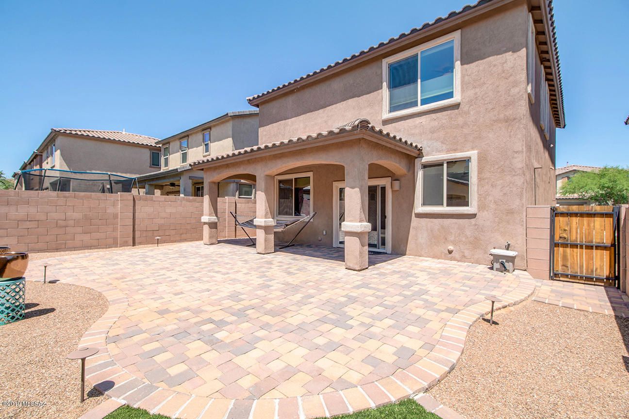 693 W Calle Canto Sereno