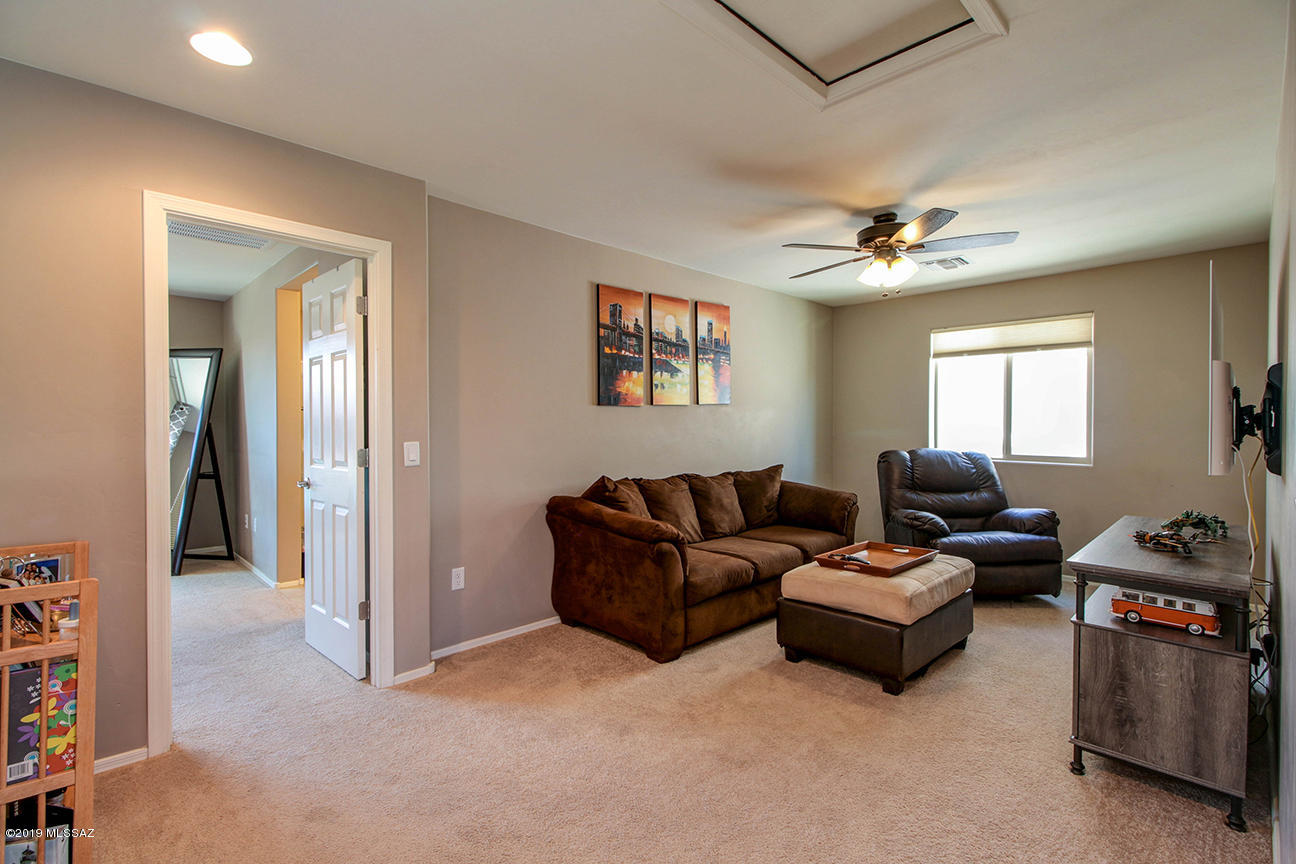 693 W Calle Canto Sereno
