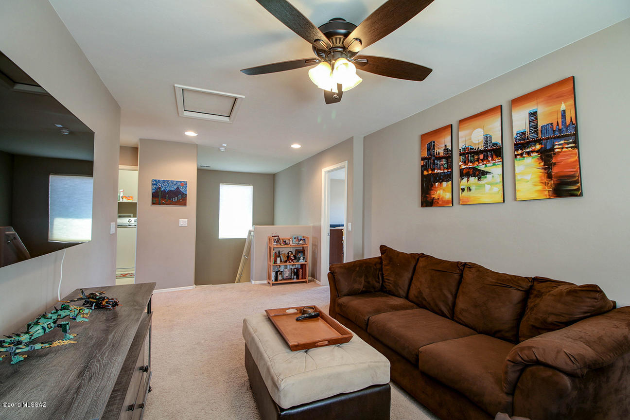 693 W Calle Canto Sereno