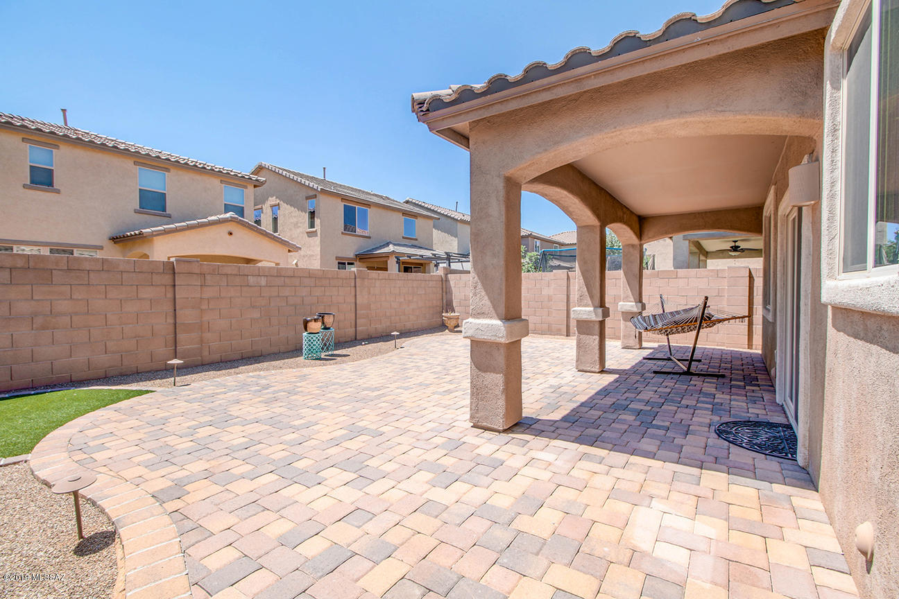 693 W Calle Canto Sereno
