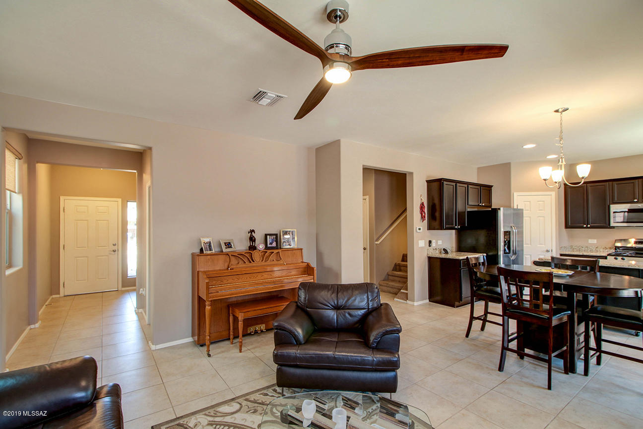 693 W Calle Canto Sereno