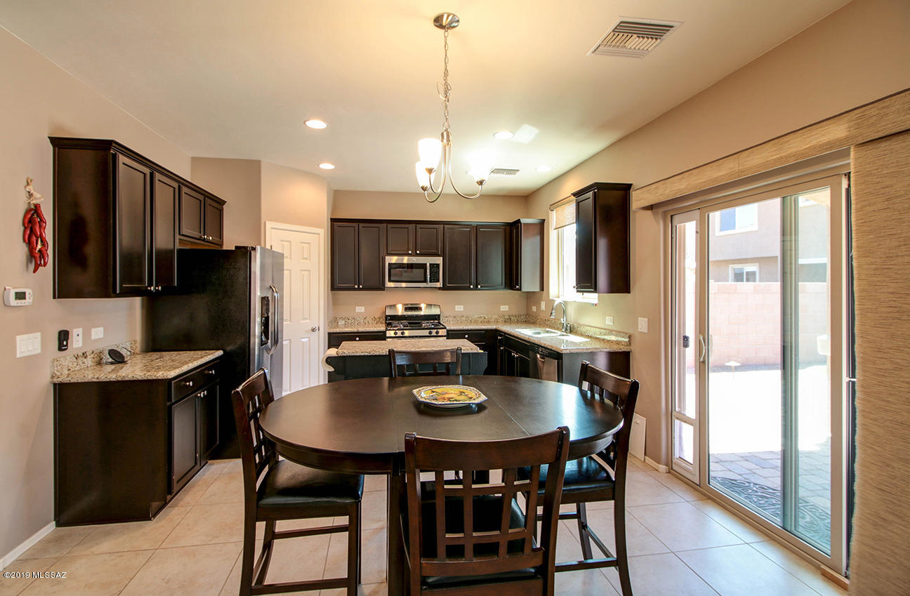 693 W Calle Canto Sereno